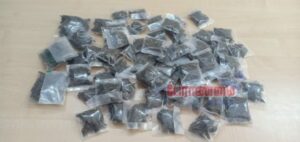 இருசக்கர வாகனத்தில் கஞ்சா கடத்தியவா்களை பிடித்த காவலர்களுக்கு - பாராட்டு