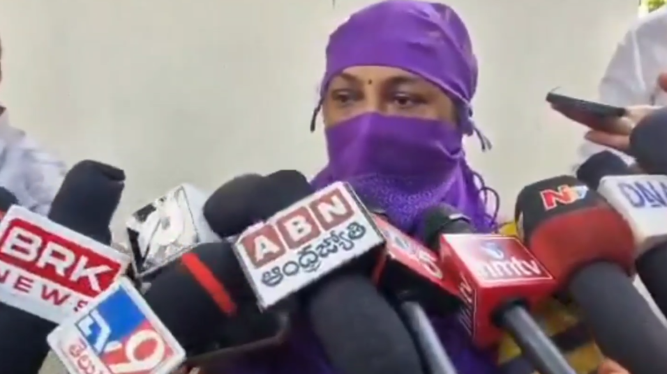 ஆந்திரா : முன்னாள் அமைச்சா்  மீது - பாலியல் தொல்லை மற்றும் 90 லட்சம் பண மோசடி புகாா்.
