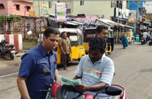 நான் காலணி துடைக்கிறேன், நீங்கள் கண்ணீரை துடையுங்கள்.." ஆதரவற்ற குழந்தைகளின் கல்விக்காக ஷூ பாலிஷ் போடும் பேராசிரியர்