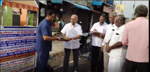 நான் காலணி துடைக்கிறேன், நீங்கள் கண்ணீரை துடையுங்கள்.." ஆதரவற்ற குழந்தைகளின் கல்விக்காக ஷூ பாலிஷ் போடும் பேராசிரியர்