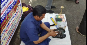 நான் காலணி துடைக்கிறேன், நீங்கள் கண்ணீரை துடையுங்கள்.." ஆதரவற்ற குழந்தைகளின் கல்விக்காக ஷூ பாலிஷ் போடும் பேராசிரியர்