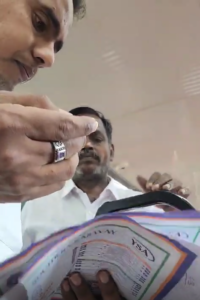 வந்தே பாரத் ரயிலில் இன்று காலை வழங்கப்பட்ட சாம்பாரில் வண்டு கிடப்பதாக புகார்.