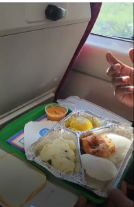 வந்தே பாரத் ரயிலில் இன்று காலை வழங்கப்பட்ட சாம்பாரில் வண்டு கிடப்பதாக புகார்.