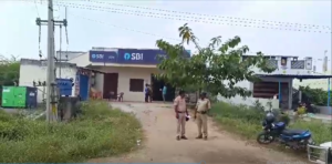 ஸ்டேட் பேங்க் ஆஃப் இந்தியா வங்கியில் கேஸ் கட்டர் கொண்டு லாக்கரில் இருந்து ₹14 கோடி மதிப்புள்ள தங்கம் கொள்ளை