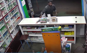 மருந்துக் கடையில் பெண்ணிடம் செயின் பறிக்க முயற்சி - பெண்ணின் சாமார்த்தியத்தால் நகை தப்பியது