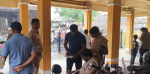 பூட்டிய வீட்டின் கதவை உடைத்து திருட்டு - மர்ம நபர்களுக்கு போலீசார் வலைவீச்சு