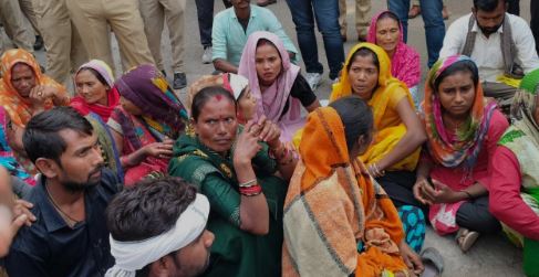 உ.பி. மருத்துவக் கல்லூரியில் தீ விபத்து - 10 குழந்தைகள் பலி ...பெற்றோர்கள் போராட்டம்