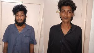 நிதி நிறுவன ஊழியரிடம் வழிபறி - இருவா் கைது