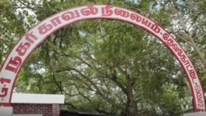 பட்டப்பகலில் அடுக்குமாடி குடியிருப்பில் டூவீலரை திருடும் மர்ம நபர் -  போலீசில் புகாா்