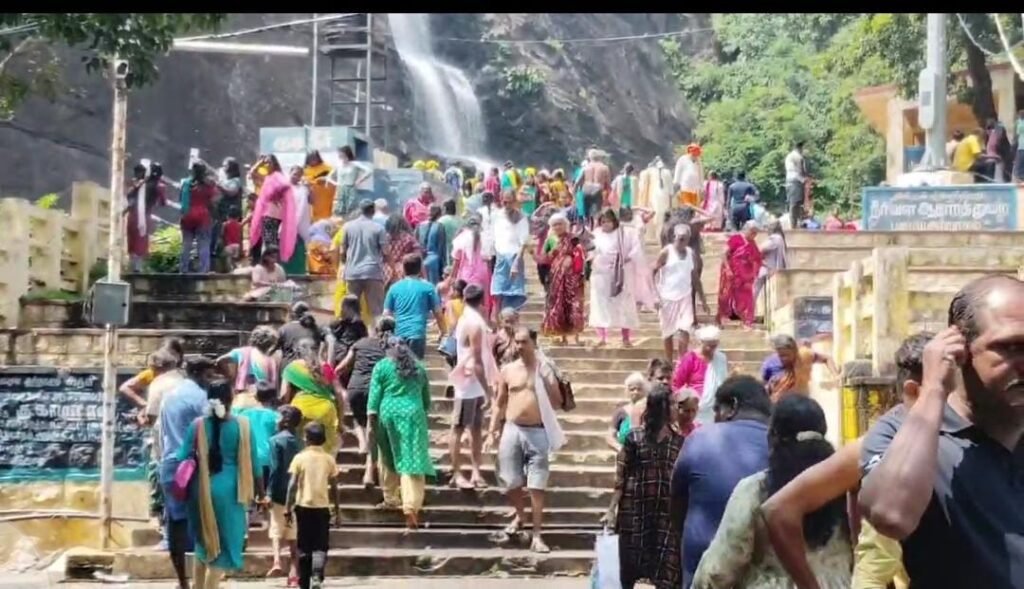 குற்றாலத்தில் ஆர்ப்பரிக்கும் அருவிகள்- சுற்றுலா பயணிகள் உற்சாகம்