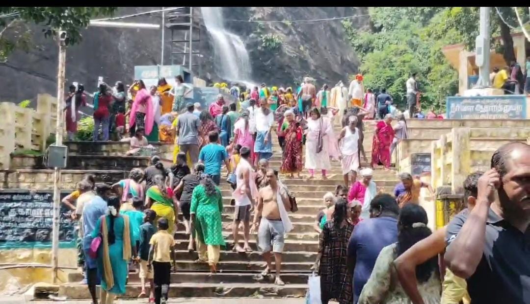  குற்றாலத்தில்  ஆர்ப்பரிக்கும் அருவிகள்-  சுற்றுலா பயணிகள் உற்சாகம்