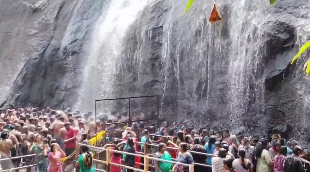 குற்றாலத்தில் ஆர்ப்பரிக்கும் அருவிகள்- சுற்றுலா பயணிகள் உற்சாகம்