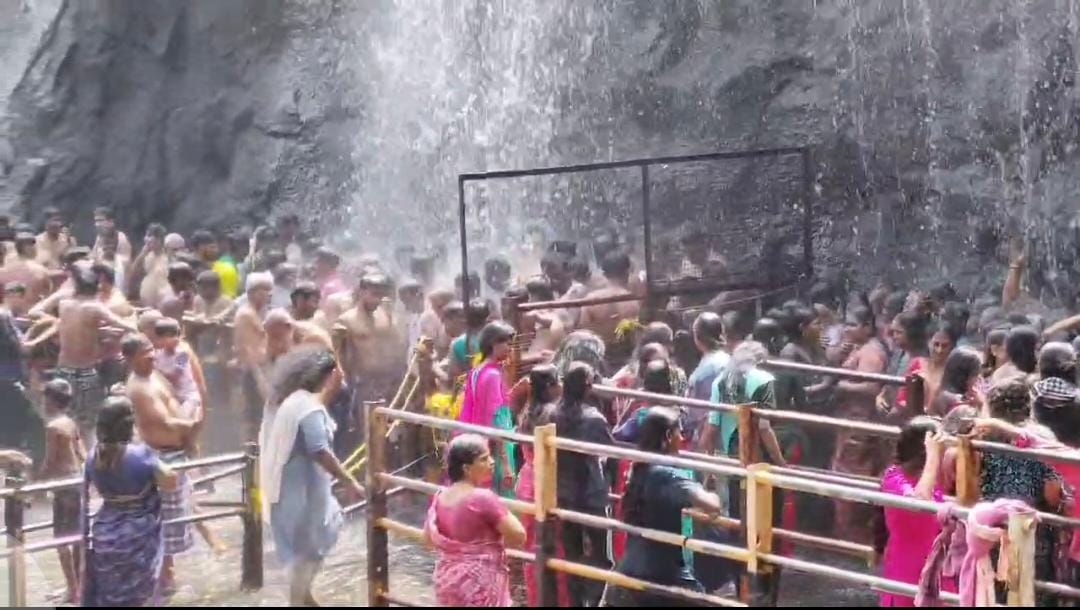  குற்றாலத்தில்  ஆர்ப்பரிக்கும் அருவிகள்-  சுற்றுலா பயணிகள் உற்சாகம்