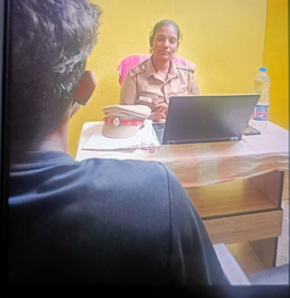 காதலுக்காக போலி உதவி ஆய்வாளராக நடித்த பெண் - தப்புதப்பாக ஸ்டார் வைத்து வசமாக சிக்கினார்