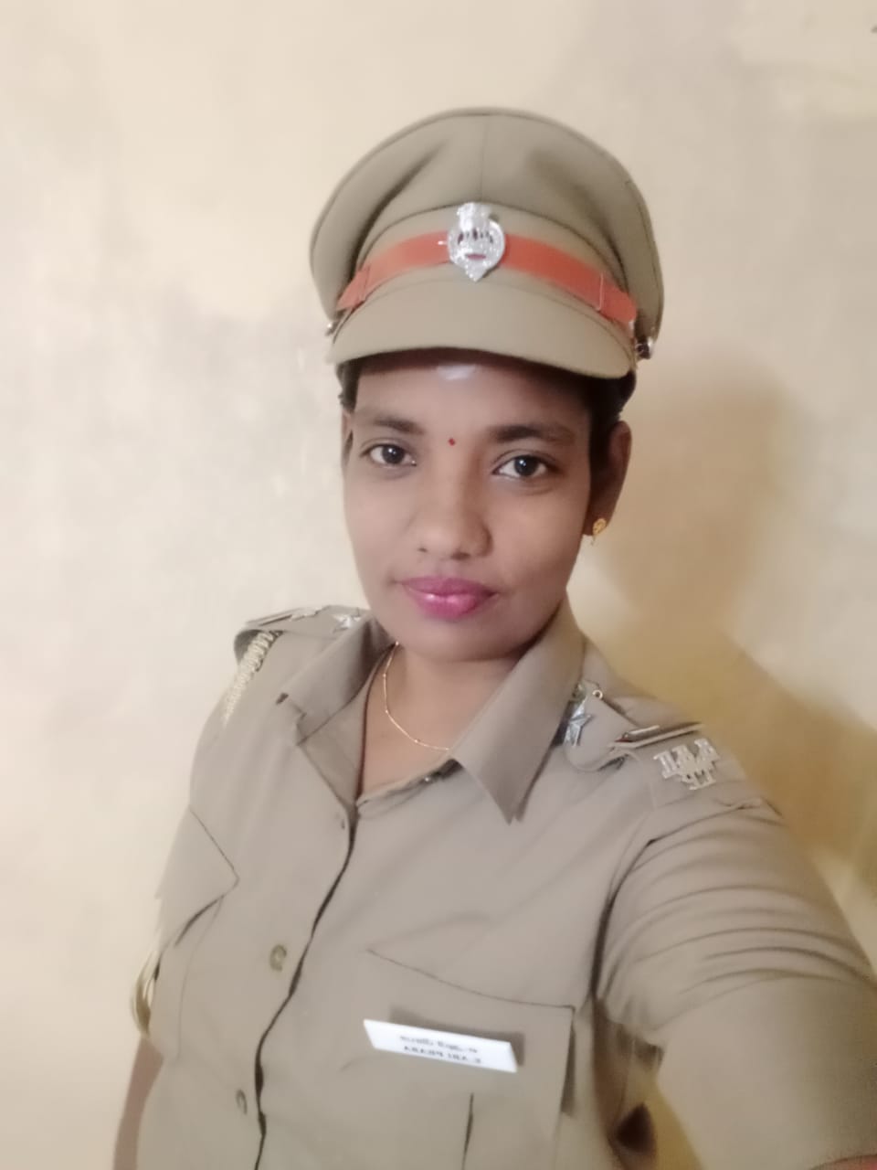 காதலுக்காக போலி உதவி ஆய்வாளராக நடித்த பெண் - தப்புதப்பாக ஸ்டார் வைத்து வசமாக சிக்கினார்