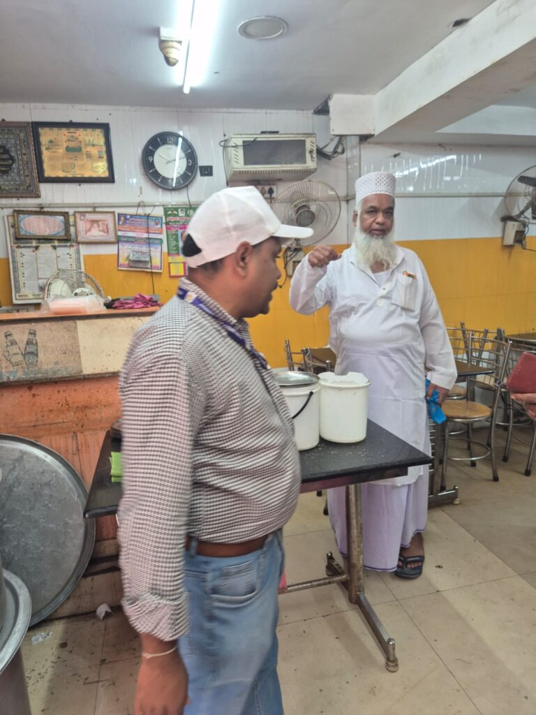 பிரியாணி பார்சலில் பல்லி -  வாடிக்கையாளர் அதிர்ச்சி!