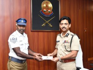 இருசக்கர வாகனத்தில் கஞ்சா கடத்தியவா்களை பிடித்த காவலர்களுக்கு - பாராட்டு