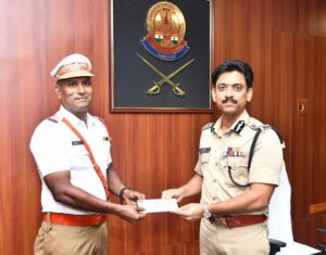 இருசக்கர வாகனத்தில் கஞ்சா கடத்தியவா்களை பிடித்த காவலர்களுக்கு - பாராட்டு