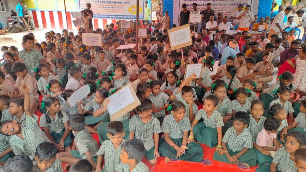 மதுரை : பட்டியல் சாதிச் சான்றிதழ் கேட்டு பள்ளிக்கூடம் புறக்கணிப்பு போராட்டம்..