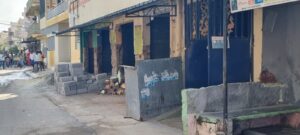 கா்நாடகாவில் மறு சீரமைப்பு பணயின் போது மூன்று மாடி கட்டிடம் சரிந்து விழும் பரபரப்பு காட்சி.