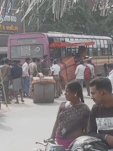 திருவாரூர் : ரோடு ரோலர் முன் சக்கரம் உடைந்து விபத்து 