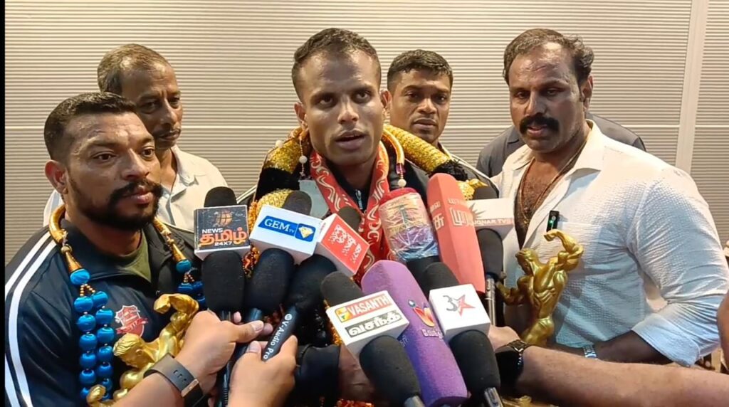 உலக ஆணழகன் போட்டியில் பதக்கம் வென்ற தமிழக வீரர்..
