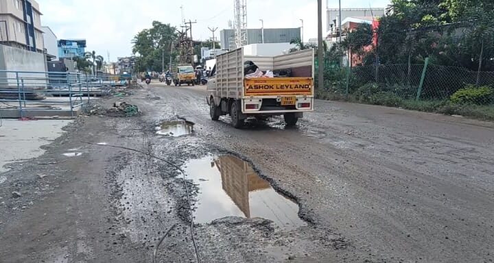 அம்பத்தூரில் குண்டும் குழியுமாக காட்சி தரும் சாலைகள்: தொழில் முனைவோர், ஊழியர்கள் அவதி ! சென்னை மாநகராட்சியை  கண்டித்து போராட்டம் !!
