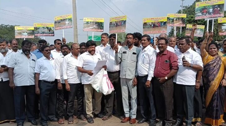 அம்பத்தூரில் குண்டும் குழியுமாக காட்சி தரும் சாலைகள்: தொழில் முனைவோர், ஊழியர்கள் அவதி ! சென்னை மாநகராட்சியை  கண்டித்து போராட்டம் !!