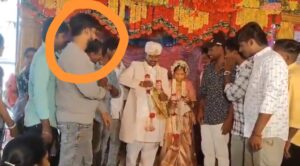 நண்பரின் திருமணத்தில் சிரித்து கொண்டே மேடையில் மாரடைப்பில் இறந்த நண்பர்