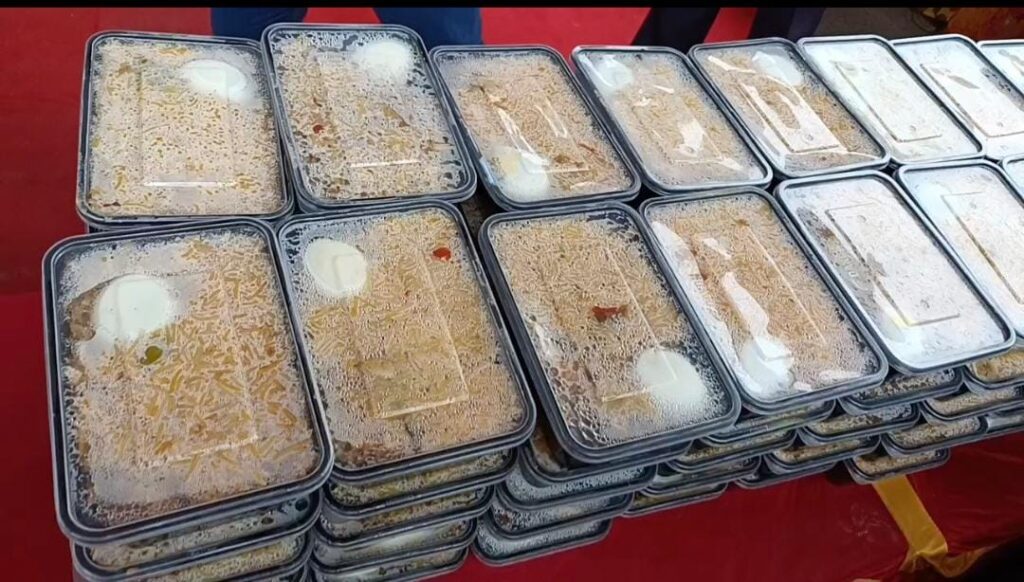 துணை முதல்வர் பிறந்த நாள்- புலம்பெயர் தொழிலாளர்கள், துப்புரவு பணியாளர்களுக்கு பிரியாணி வழங்கிய சட்டமன்ற உறுப்பினர்