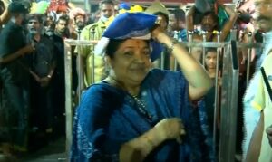 இசைவாணியின் பாடலை வைத்து, அரசியல் செய்யும் களவானிகள்...