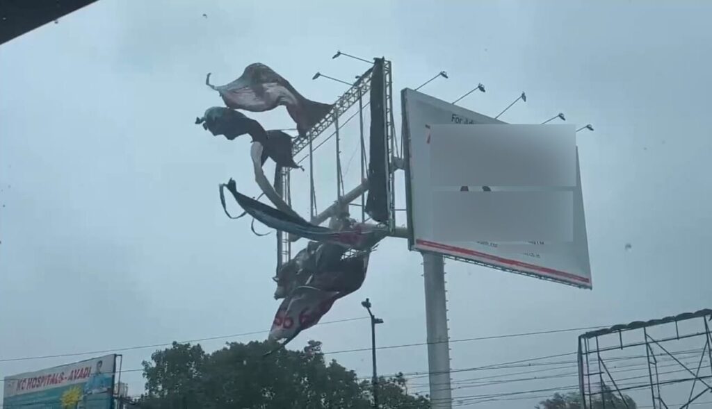 ஆவடி : சுறாவளிக் காற்றில் பறந்த பேனர்கள் - வாகன ஓட்டுனர்கள் மீது விழுந்திருந்தால் என்ன ஆயிருக்கும்?