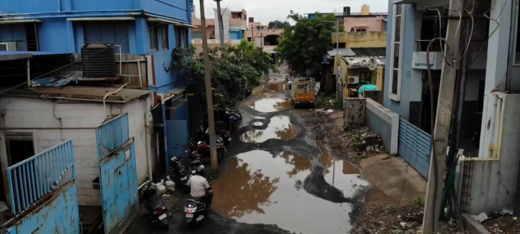 அம்பத்தூரில் குண்டும் குழியுமாக காட்சி தரும் சாலைகள்: தொழில் முனைவோர், ஊழியர்கள் அவதி ! சென்னை மாநகராட்சியை  கண்டித்து போராட்டம் !!