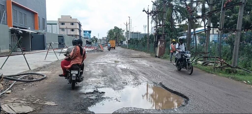 அம்பத்தூரில் குண்டும் குழியுமாக காட்சி தரும் சாலைகள்: தொழில் முனைவோர், ஊழியர்கள் அவதி ! சென்னை மாநகராட்சியை  கண்டித்து போராட்டம் !!