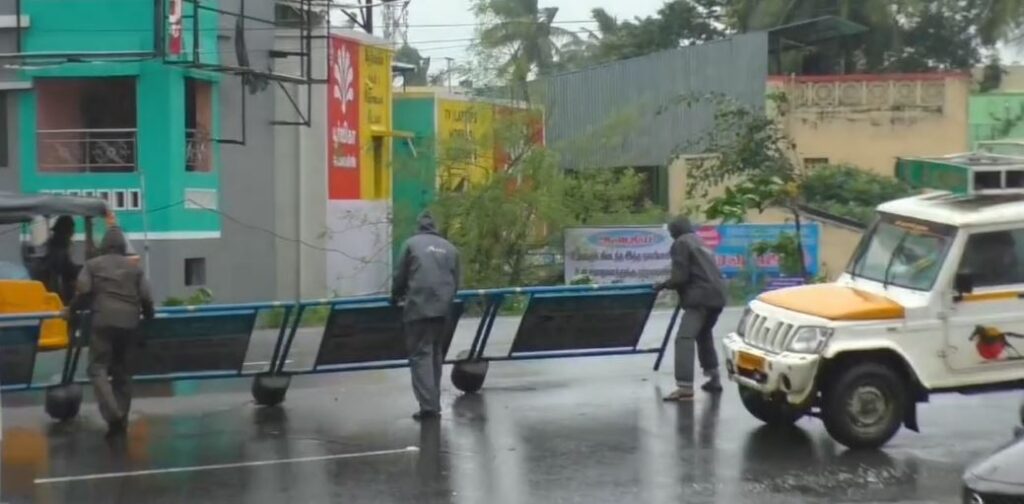 ஆவடி : சுறாவளிக் காற்றில் பறந்த பேனர்கள் - வாகன ஓட்டுனர்கள் மீது விழுந்திருந்தால் என்ன ஆயிருக்கும்?