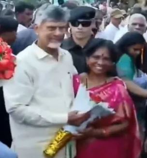 முத்தமிட முயன்ற பெண் - பாபு காரு ஸ்டன் !