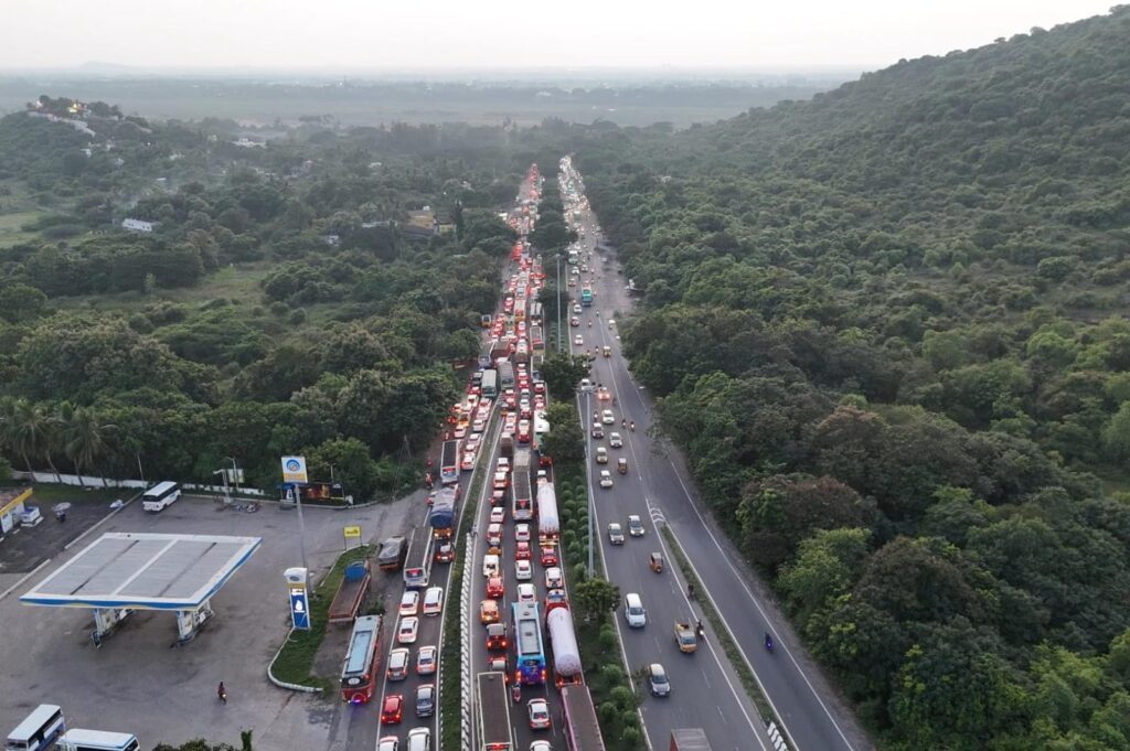 சென்னைக்கு படையெடுக்கும் மக்கள்.. ஸ்தம்பித்த தேசிய நெடுஞ்சாலை..!!
