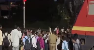 ரயிலுக்கு அடியில் சிக்கிக் கொண்ட 7 மாத கைக்குழந்தை - ரயில் நிலையத்தில் பரபரப்பு!