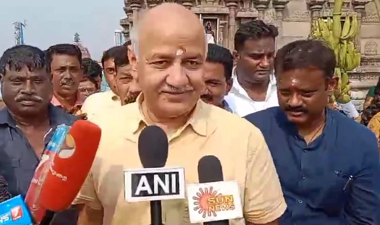 டெல்லியில் கந்த சஷ்டி விழாவில் காவடி எடுத்த முன்னாள் துணை முதல்வர் மணீஷ் சிசோடியா