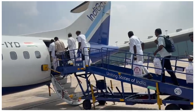 முதன்முறையாக விமானத்தில் பறந்த 100 விவசாயிகள்.. உரக்கடை உரிமையாளரின் நெகிழ்ச்சி செயல்..!!  