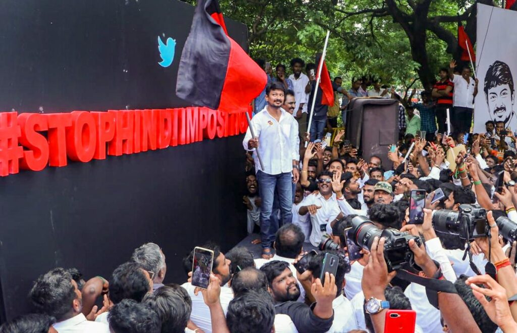 இந்தியை கொண்டுவர முயற்சி.. இருமொழி கொள்கையைக் காற்றில் பறக்கவிடுவதுதான் திராவிட மாடலா?  - சீமான் கண்டனம்..