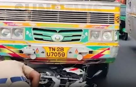 சாலை விபத்து - அதிர்ஷ்டவசமாக உயிர் தப்பிய இளைஞர்