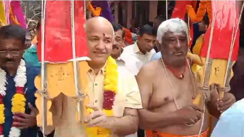 டெல்லியில் கந்த சஷ்டி விழாவில் காவடி எடுத்த முன்னாள் துணை முதல்வர் மணீஷ் சிசோடியா