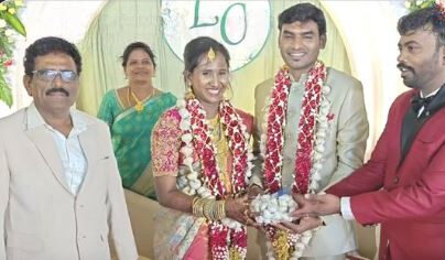 திருமண பரிசாக பூண்டு மாலை அணிவித்த நண்பர்கள்!