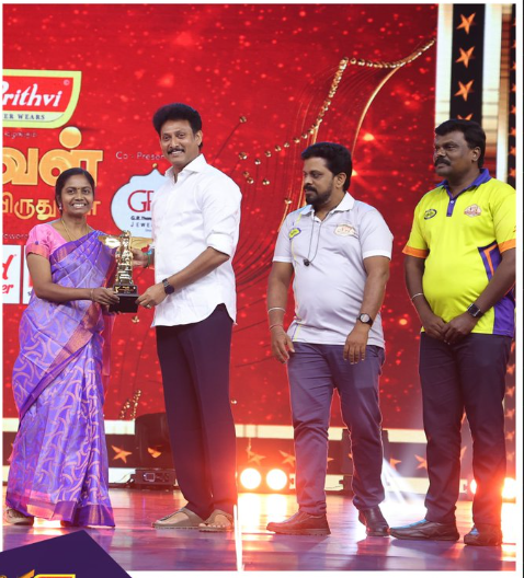 ’கல்வித்தாரகை’ விருது பெற்ற அரசுப்பள்ளி ஆசிரியை - பாராட்டிய அமைச்சர்..!!