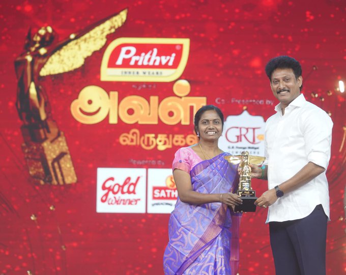 ’கல்வித்தாரகை’ விருது பெற்ற அரசுப்பள்ளி ஆசிரியை - பாராட்டிய அமைச்சர்..!!