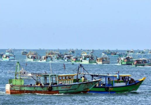 தமிழக மீனவர்களின் படகுகளை இலங்கை கடற்படை பயன்படுத்த அனுமதி அளித்தது அதிர்ச்சி -  டிடிவி தினகரன் கண்டனம்