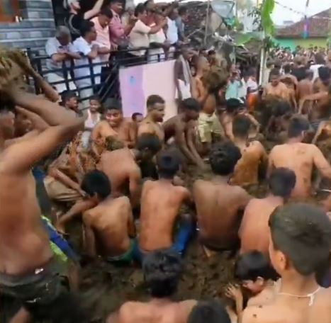 ஒருவர் மீது ஒருவர் சாணி அடித்துக் கொள்ளும் வினோத திருவிழா !