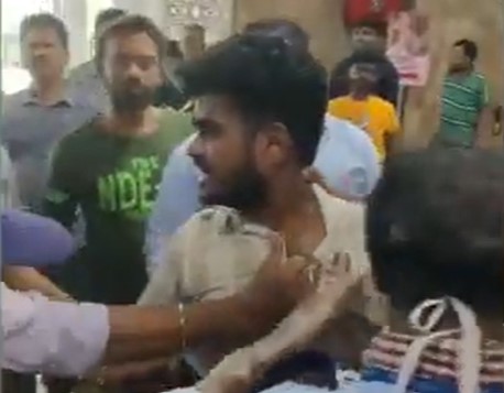 டாக்டருக்கு கத்திக்குத்து எதிரொலி : மருத்துவர்கள் வேலை நிறுத்தம்.. தவிக்கும் நோயாளிகள்..!!
