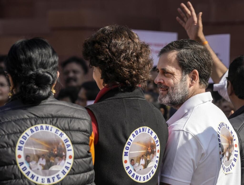 “மோடியும் அதானியும் ஒன்று” நாடாளுமன்ற வளாகத்தில் எதிர்க்கட்சி  எம்பிக்கள்ஆர்ப்பாட்டம்